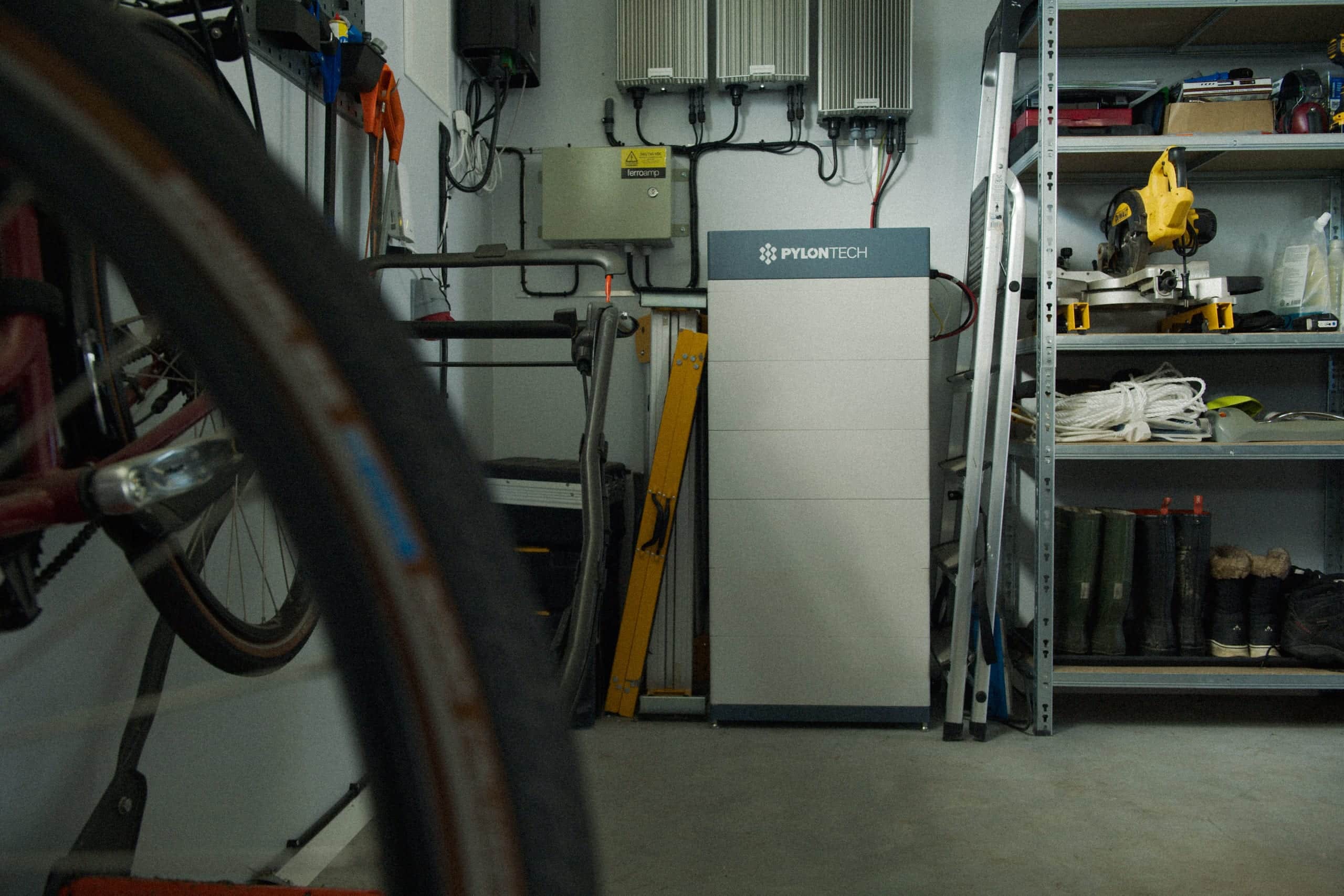 Installation av Elvy-hemmabatteri i ett garage