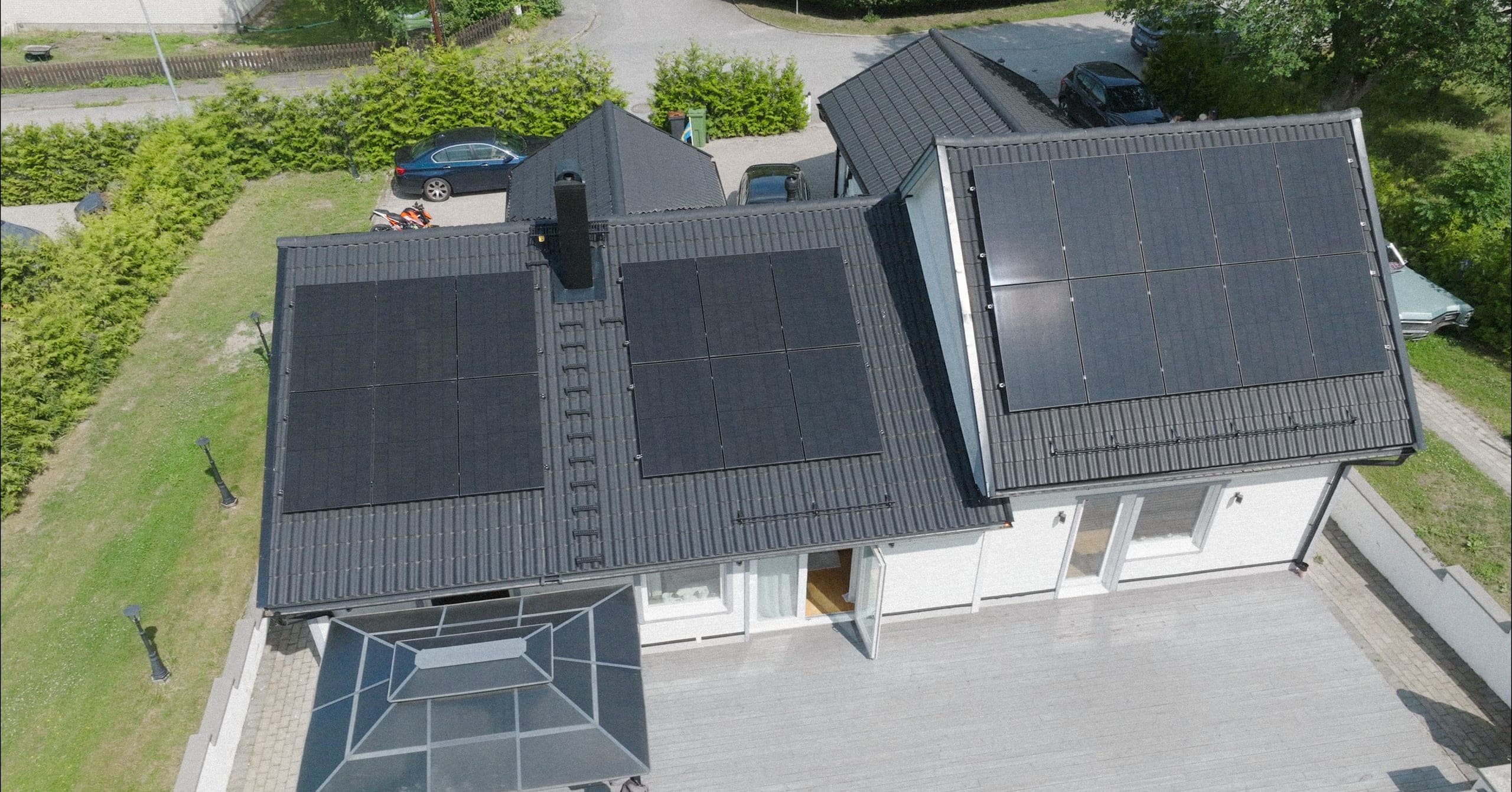 Drönarbild av en Elvy-villa med solpaneler